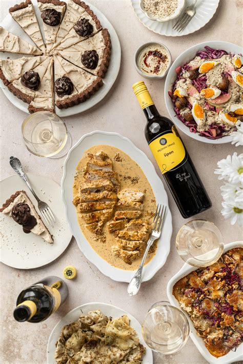 Fotografija praznične martinove pojedine z gosko, mlinci in dušenim rdečim zeljem