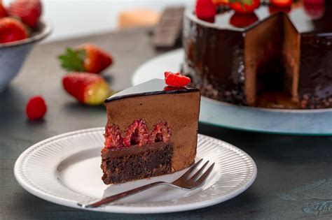 Fotografija belega čokoladnega moussa in svežih malin, pripravljenih za nadev