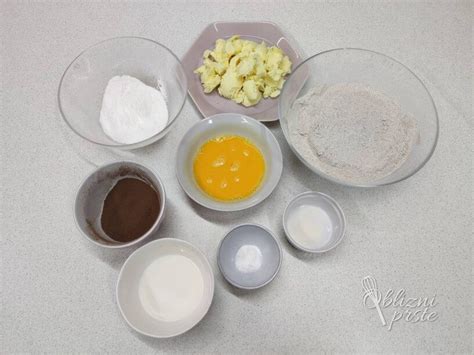 Fotografija torte med obmazovanjem z masleno kremo, prikazuje postopek doseganja gladke površine