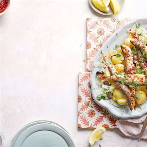 Fotografija pečene tuninega zrezka s solato in omako.