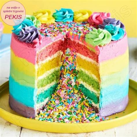 Mavrična torta z bombončki, ki se razsujejo ob prerezu.