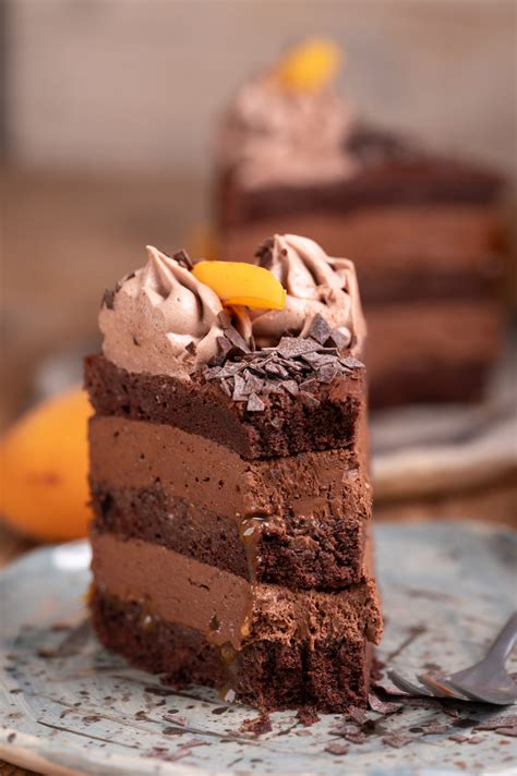 Thematično foto: Čokoladna torta z rezinami manga in okrasjem