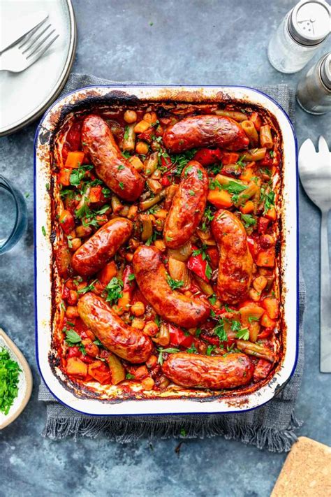 Sveže pečene klobase v ponvi