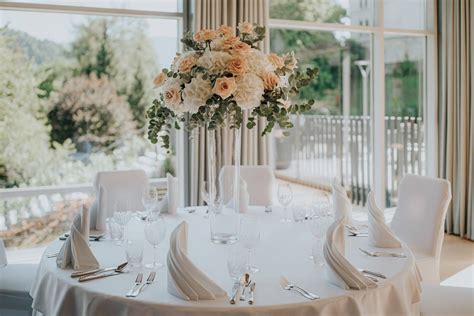 Elegantno pogrnjena miza za poročna slavja