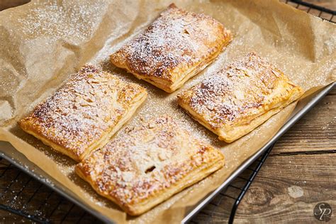 Veganski žepki iz listnatega testa z mandljevo kremo