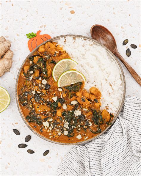 fotografija curryja s čičeriko in špinačo postreženega z rižem