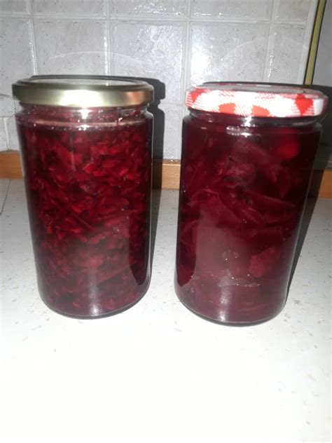Različni načini narezane rdeče pese za solate (kocke, rezine, trakci)