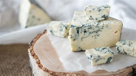 Modri sir Roquefort, prerezan, s pogledom na naravno jamo za zorjenje
