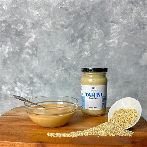 fotografija sezamovih semen in tahini paste