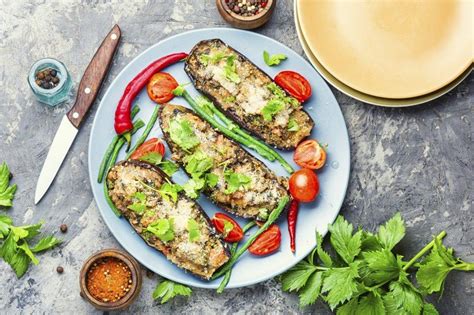 raznolika turška zelenjava, kot so jajčevci, paradižnik in paprike