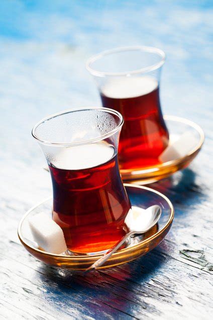 tradicionalno turško postreženi čaj v majhnih steklenih kozarcih