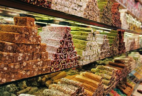 raznolike turške sladice, vključno z baklavo in lokumom