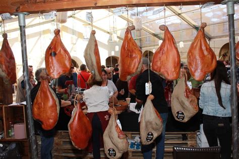 Fotografija Prekmurske šunke na tradicionalni slovenski velikonočni mizi
