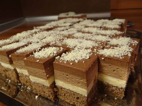 Shematski prikaz plasti trojne čokoladne mousse torte s poudarkom na barvnih prehodih med temno, mlečno in belo čokolado