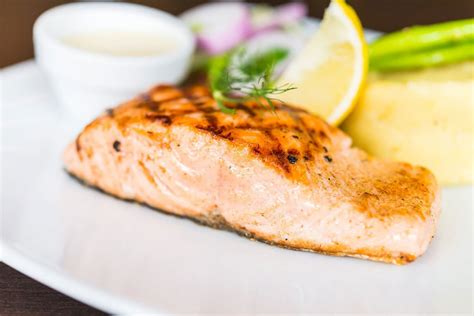 vizualno privlačne fotografije različnih jedi iz lososa