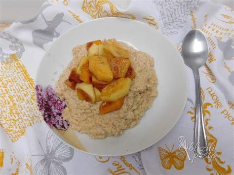 fotografija pečene prosene kaše s svežim sadjem