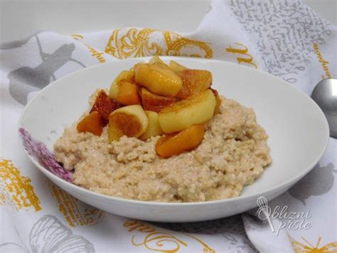 fotografija kremne prosene kaše s sadjem in oreščki za zajtrk