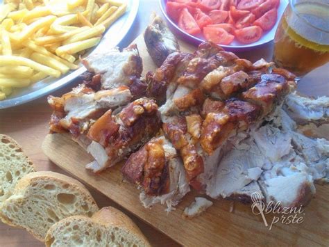 Prikaz sveže pečenega odojka, pripravljenega za postrežbo na večjem dogodku