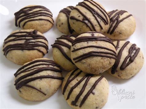 Prikaz čokoladnih piškotov z koščki čokolade in orehi.