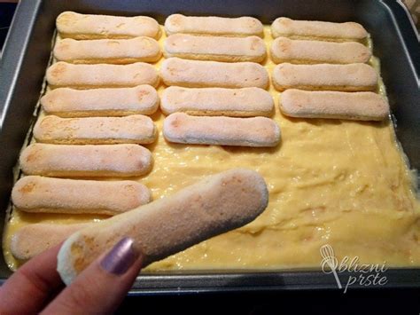 Prikaz sestavljenih plasti piškotov in pudinga brez peke.