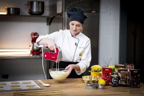 Sestavine za piškote razporejene po delovni površini