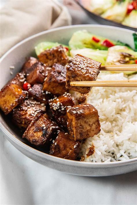 Tofu kocke v marinadi, pripravljene za pečenje
