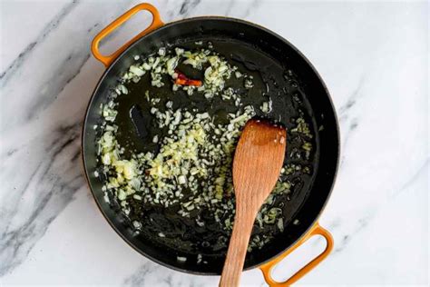 prepražena čebula in česen v ponvi