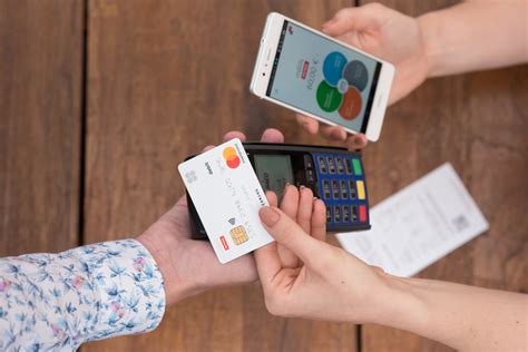 Ilustracija osebe, ki plačuje s kreditno kartico pri blagajni