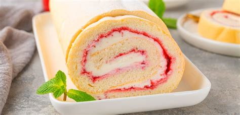 sladica rulada z malinovo marmelado in smetano