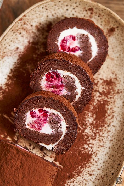 čokoladna rulada s češnjami in smetano