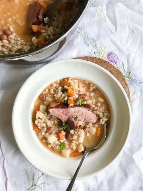 Tematska fotografija: Skleda ričeta s prekajenimi rebri in svežim kruhom