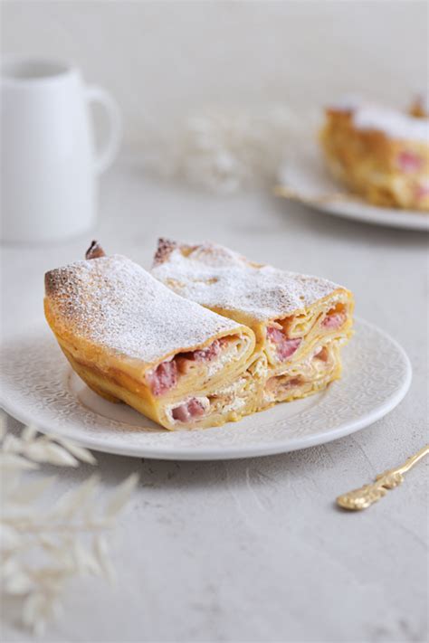 Prikaz pečene skutne torte z okrasnim prelivom