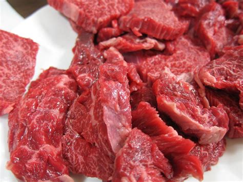 Surovo meso, začinjeno in pripravljeno v peki.