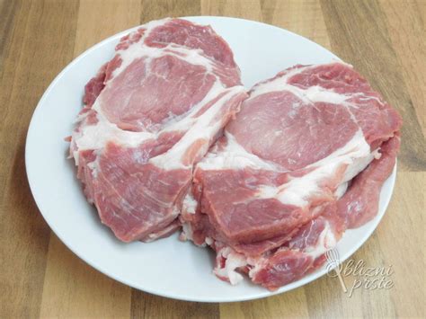 prikaz pravilno narezanih zrezkov svinjskega vratu (debelina približno 2,5 do 3 cm) za optimalno pečenje na žaru