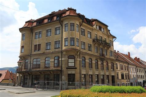 Sodobna fotografija pročelja Velike kavarne v Mariboru