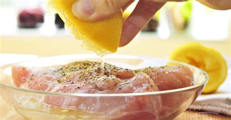 slika majoneze v kozarcu, ki se uporablja kot marinada za piščanca