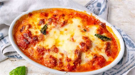 slika piščančjih prsi, premazanih z majonezno-parmezanovo zmesjo, pripravljenih za peko