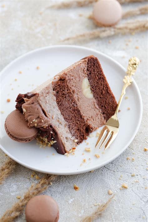 prikaz končnega videza nutelline torte z dekoracijo iz čokoladnih kapljic in lešnikov