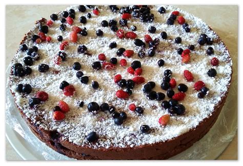 Pripravljena presna čokoladna torta, okrašena z jagodičjem