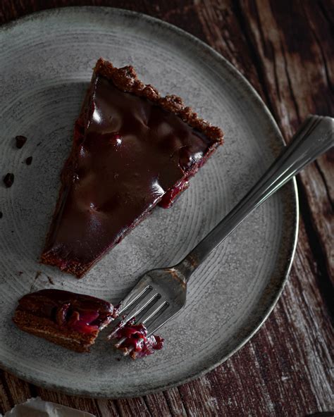 Pripravljena presna čokoladna pita v prerezu