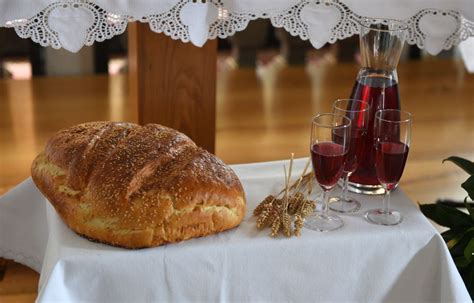 Prikaz zadnje večerje, kjer Jezus deli kruh in vino apostolom.