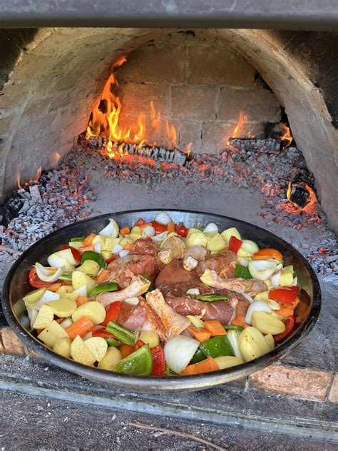 Fotografija tradicionalne slovenske pojedine z mesom izpod peke