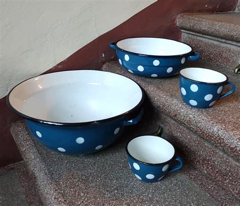 Emajlirana posoda v retro stilu