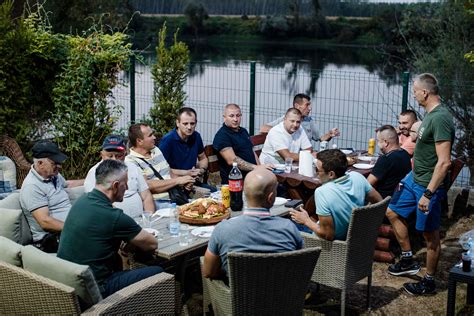 Fotografija bogato obloženega kebaba in hamburgerja