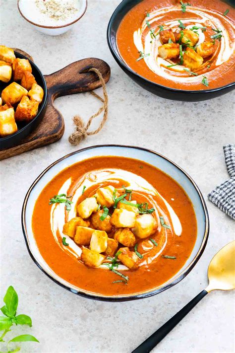 Fotografija kremne juhe iz pečene paprike s halloumi krutoni