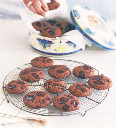 Pekač s piškoti pred in med peko, ki prikazuje nastanek razpok