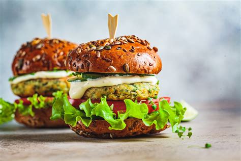 Rastlinski burger in solata iz bistroja Tavči v Lescah