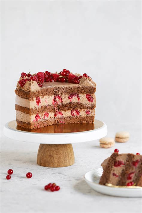 Prerez baron torte z malinami in čokoladno kremo