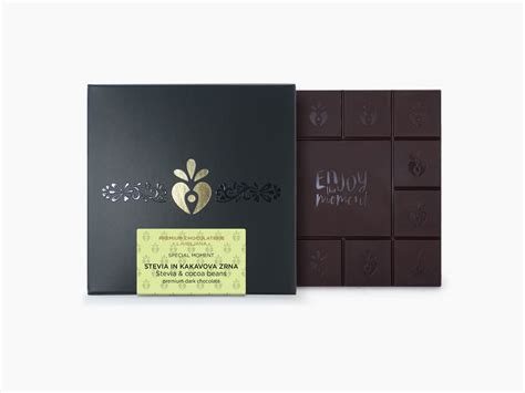 Slika vrhunske temne čokolade z jasno vidnimi kakavovimi zrni.