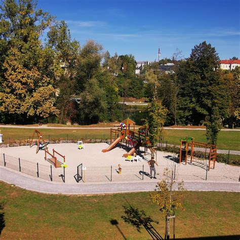 Nostalgicno ilustrirano otroško igrišče iz 60. ali 70. let z elementi Divjega zahoda in stripov.